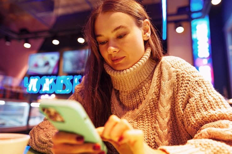 Pengguna mobile memantau batas hiburan
